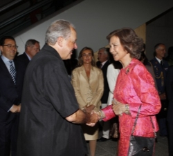 Doña Sofía recibe el saludo del director de la Orquesta de Cámara Reina Sofía, Nicolás Chumachenco