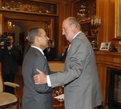 Don Juan Carlos recibe el saludo del presidente del Gobierno de Canarias