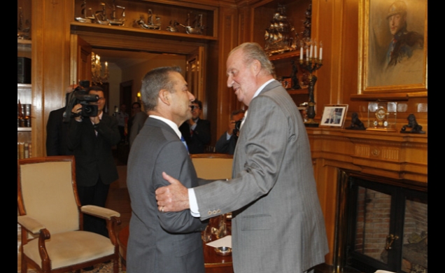 Don Juan Carlos recibe el saludo del presidente del Gobierno de Canarias