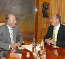 Don Juan Carlos conversa con José Antonio Monago