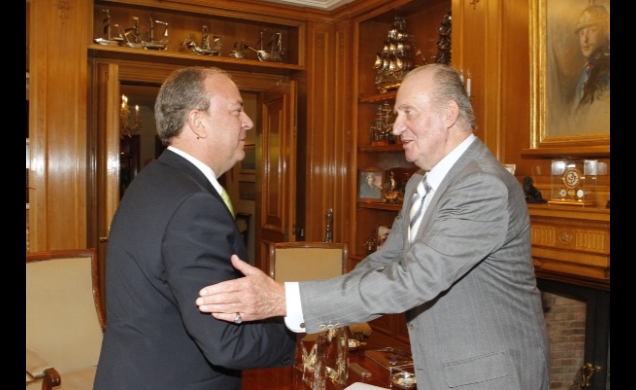 u Majestad el Rey recibe el saludo del presidente de la Junta de Extremadura