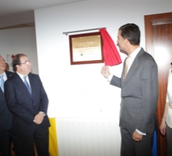 Don Felipe descubre una placa conmemorativa, en presencia de Doña Letizia, y del presidente de la Junta de Castilla y León, Juan Vicente Herrera