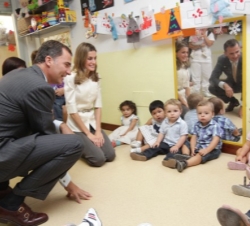 Sus Altezas Reales los Príncipes de Asturias saludan a algunos de los niños del centro