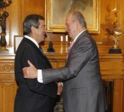 Don Juan Carlos recibe el saludo del presidente del Principado de Asturias