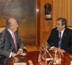 Don Juan Carlos conversa con FranciscoÁlvarez-Cascos