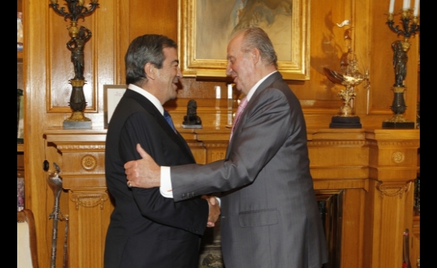 Don Juan Carlos recibe el saludo del presidente del Principado de Asturias