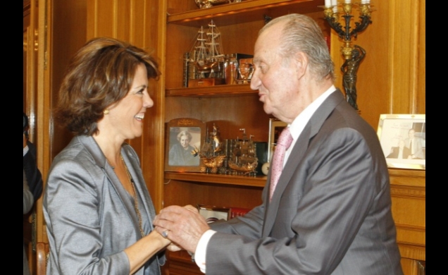 Don Juan Carlos recibe el saludo de la presidenta de la Comunidad Foral de Navarra