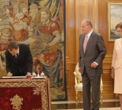 El presidente del Gobierno en presencia de Don Juan Carlos y Doña Sofía, durante la firma de la sanción de la Constitución