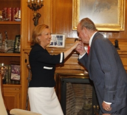 Don Juan Carlos saluda a la presidenta de Aragón, Luisa Fernanda Rudi
