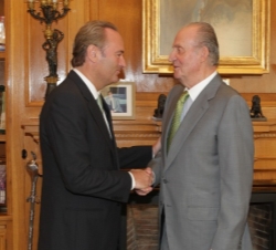 Su Majestad el Rey recibe el saludo del presidente de la Generalitat Valenciana
