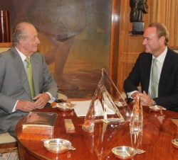 Don Juan Carlos conversa con el presidente Fabra