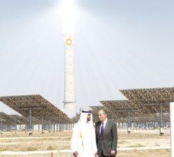El Rey y el Príncipe Heredero de Abu Dhabi, frente a la planta