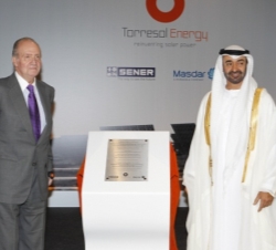 Su Majestad el Rey y Su Alteza el Príncipe Heredero de Abu Dhabi, tras descubrir una placa conmemorativa de la inauguración