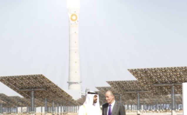 El Rey y el Príncipe Heredero de Abu Dhabi, frente a la planta