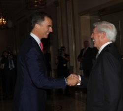 Don Felipe recibe el saludo de Mario Vargas Llosa