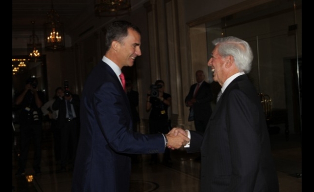 Don Felipe recibe el saludo de Mario Vargas Llosa