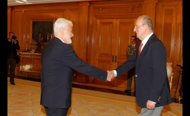 Su Majestad el Rey saluda al Primer Ministro y Ministro de Finanzas de la República de Servia