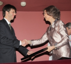 Doña Sofía entrega el diploma de finalista al compositor Giuliano Bracci