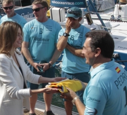 Pedro Campos recibe la Bandera de manos de la Princesa de Asturias