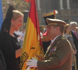 Doña Cristina entrega la Enseña Nacional al coronel jefe del Regimiento de Guerra Electrónica nº 32