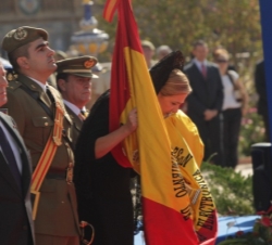 Su Alteza Real la Infanta Doña Cristina besa la Bandera