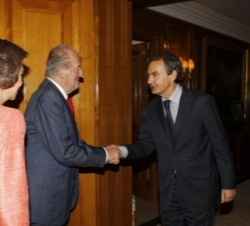El presidente del Gobierno, José Luis Rodríguez Zapatero, saluda a Su Majestad el Rey en presencia de Su Majestad la Reina