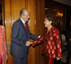 La directora del Instituto Cervantes, Carmen Caffarel, saluda a Don Juan Carlos