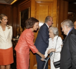 Ana María Matute y Antonio Gamoneda, premios Cervantes de Literatura, saludan a Su Majestad la Reina