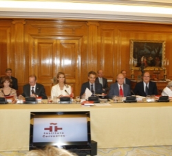 Don Juan Carlos y Doña Elena, junto al presidente del Gobierno, entre otras autoridades, durante la reunión