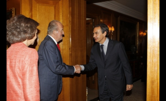 El presidente del Gobierno, José Luis Rodríguez Zapatero, saluda a Su Majestad el Rey en presencia de Su Majestad la Reina