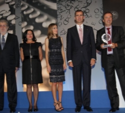 Don Felipe y Doña Letizia junto al ganador del Premio Planeta 2011, Javier Moro, la finalista Inma Chacón y el presidente de Planeta, José Manuel Lara