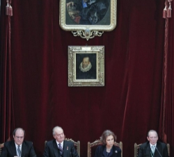 Don Juan Carlos y Doña Sofía durante el acto de apertura del Curso de las Reales Academias