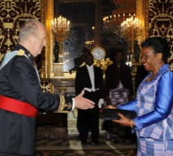 Don Juan Carlos recibe la credencial de la embajadora de la República de Costa de Marfil