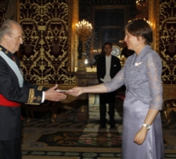 Don Juan Carlos recibe la credencial de la embajadora del Reino de Dinamarca
