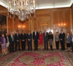 Los Príncipes con los galardonados con la Medalla de Asturias 2011