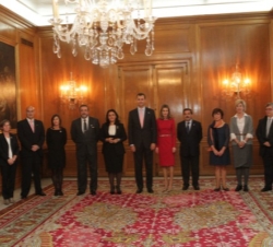 Los Príncipes de Asturias acompañados por los representantes de la Junta Directiva de la Asociación Cultural Amigos de Ribadesella