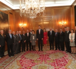 Los Príncipes de Asturias con los miembros de la delegación Seniors Españoles para Cooperación Técnica (SECOT) Asturias