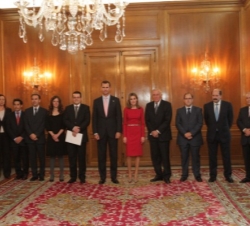 Don Felipe y Doña Letizia con los representantes de la Junta Directiva de Tecniberia Asturias