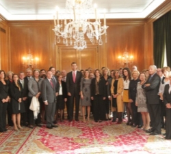 Sus Altezas Reales los Príncipes de Asturias con los miembros protectores de la Fundación Príncipe de Asturias