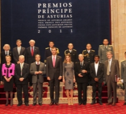 Don Felipe y Doña Letizia, con los premiados, tras recibir la insignia de la Fundación Príncipe de Asturias