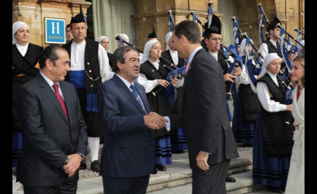 Los Príncipes de Asturias saludan al presidente del Principado de Asturias, FranciscoÁlvarez-Cascos