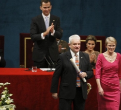 Los Príncipes aplauden a Paul Nurse y Julie Maxton, tras la entrega del diploma