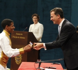 Don Felipe entrega el diploma a Haile Gebrselassie