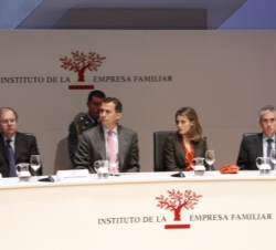 Sus Altezas Reales acompañados por el presidente de la Junta de Castilla y León, Juan Vicente Herrera y el ministro de la Presidencia, Ramón Jáuregui