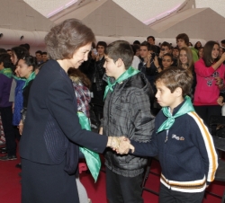 Doña Sofía recibe el saludo de uno de los escolares