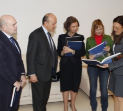 La Reina junto a los cuatro secretarios de Estado de Cooperación, Miguel Angel Cortés, Fernando Villalonga, Leire Pajín y Soraya Rodríguez