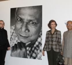 Doña Sofía acompañada por el profesor Yunnus y el el fotógrafo Daniel Mordzinski