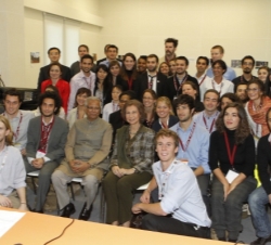 Fotografía de grupo con los estudiantes universitarios del Master del Microcrédito de la Universidad Autónoma de Madrid