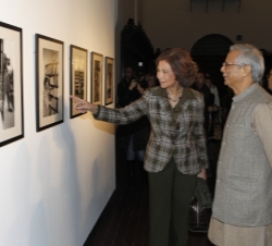 Doña Sofía y el profesor Yunnus durante el recorrido por la exposición