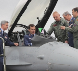 El Príncipe en la cabina de un F-16 polaco perteneciente al'Tactical Leadership Programme' (TLP)